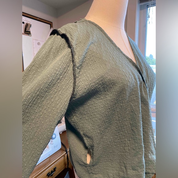 Wrap top with 3/4” sleeves green cotton blouse - Picture 9 of 12